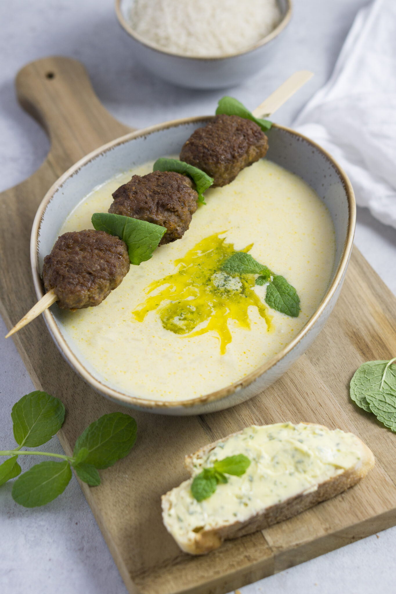 Türkische Joghurtsuppe mit Minzbutter und Köfte